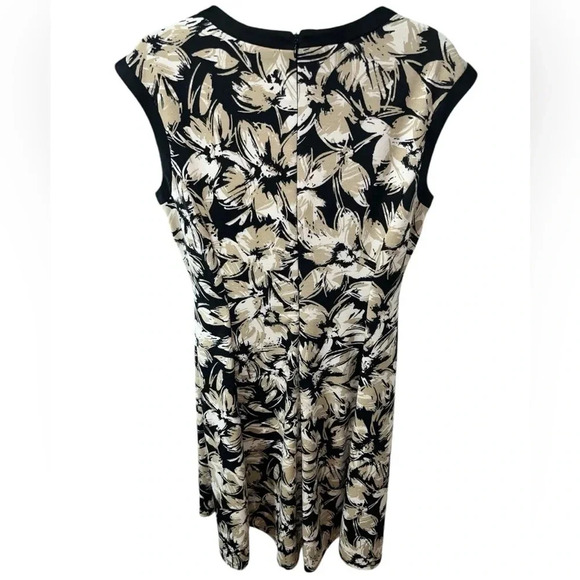 London Times | Floral Print Sleeveless Dress - Picture 2 of 4